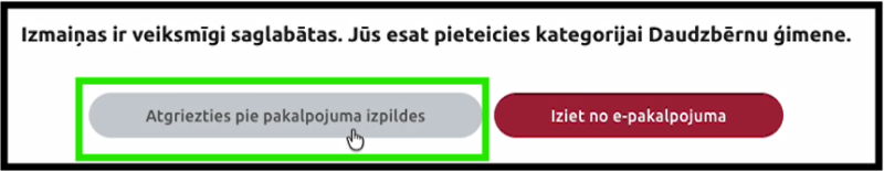 Ekrānuzņēmums ar paziņojumu, ka izmaiņas ir veiksmīgi saglabātas un lietotājs ir pieteicies kategorijai “Daudzbērnu ģimene”. Zem paziņojuma redzamas pogas “Atgriezties pie pakalpojuma izpildes”, kas izcelta ar zaļu rāmi, un “Iziet no e-pakalpojuma”.