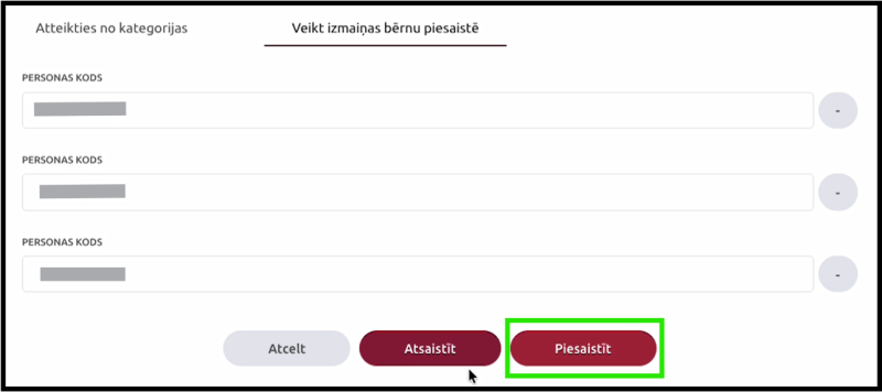 Ekrānuzņēmums no sadaļas “Veikt izmaiņas bērnu piesaistē”. Redzami trīs personas koda lauki un pogas “Atcelt”, “Atsaistīt” un ar zaļu rāmi izceltā poga “Piesaistīt”.