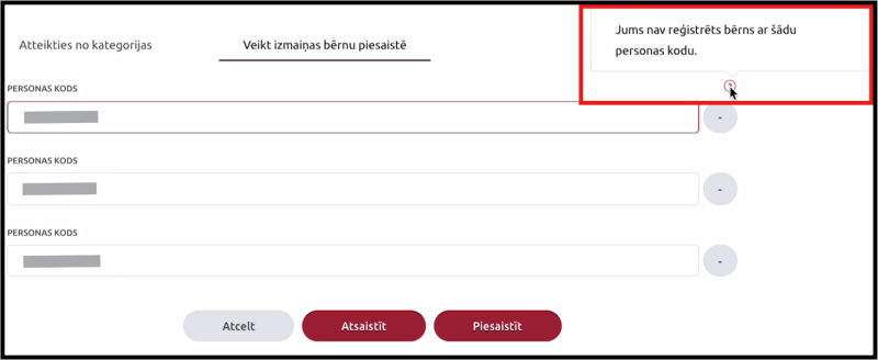 Ekrānuzņēmums no sadaļas “Veikt izmaiņas bērnu piesaistē”. Redzami trīs personas koda lauki un pogas “Atcelt”, “Atsaistīt” un “Piesaistīt”. Pie pirmā personas koda lauka ar sarkanu rāmi izcelts kļūdas paziņojums: “Jums nav reģistrēts bērns ar šādu personas kodu.”