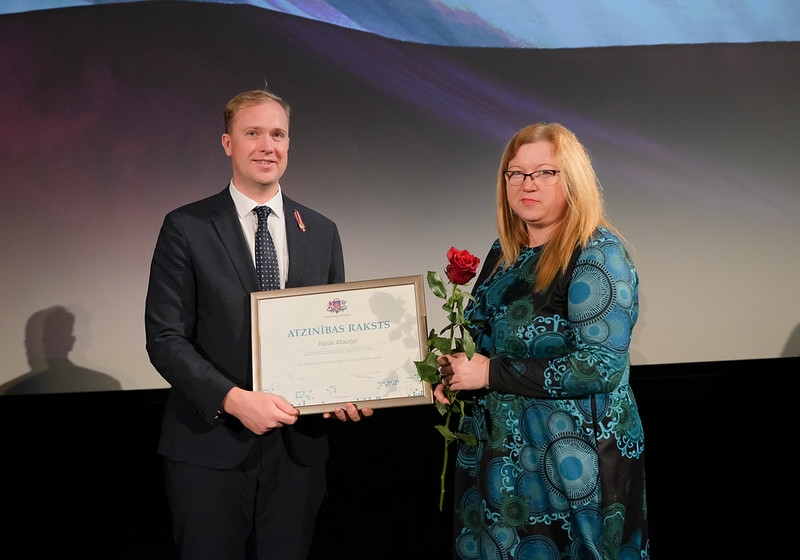 Rasa Atauga saņem atzinības rakstu