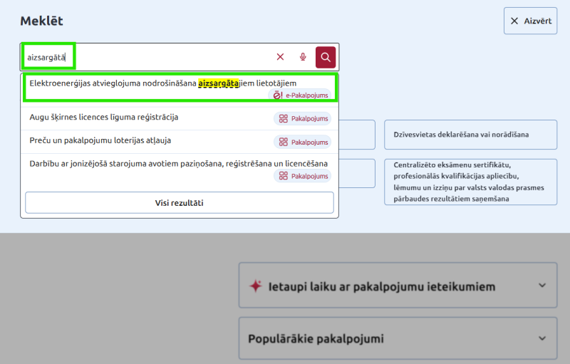 Ekrānuzņēmums no portāla Latvija.gov.lv meklēšanas loga. Meklēšanas laukā ievadīts vārds “aizsargātā”, un ar zaļu rāmi izcelts rezultāts “Elektroenerģijas atvieglojuma nodrošināšana aizsargātajiem lietotājiem”, kas pieejams kā e-pakalpojums.