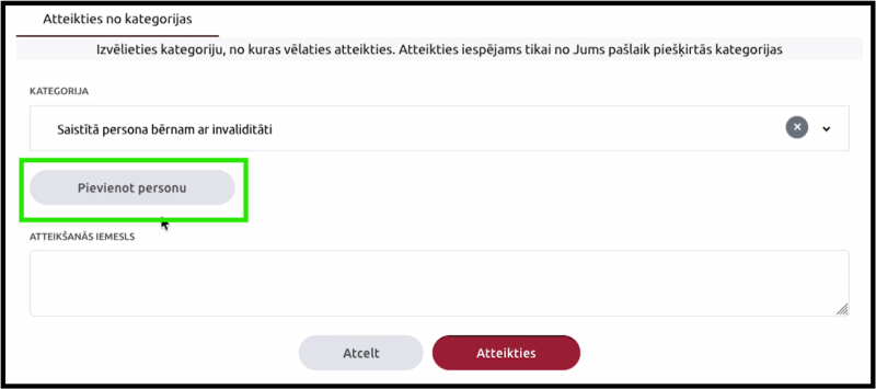 Ekrānuzņēmums ar sadaļu “Atteikties no kategorijas”. Izvēlēta kategorija “Saistītā persona bērnam ar invaliditāti”, un ar zaļu rāmi izcelta poga “Pievienot personu”. Zemāk redzams atteikšanās iemesla ievades lauks un pogas “Atcelt” un “Atteikties”.