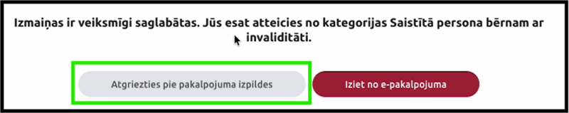 Ekrānuzņēmums ar paziņojumu, ka izmaiņas ir veiksmīgi saglabātas un lietotājs ir atteicies no kategorijas “Saistītā persona bērnam ar invaliditāti”. Zem paziņojuma redzamas pogas “Atgriezties pie pakalpojuma izpildes”, kas izcelta ar zaļu rāmi, un “Iziet no e-pakalpojuma”.