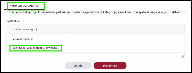 Ekrānuzņēmums ar sadaļu “Pieteikties kategorijai”. Atvērtajā kategoriju izvēlnē redzama un ar zaļu rāmi izcelta kategorija “Saistītā persona bērnam ar invaliditāti”. Zemāk pieejamas pogas “Atcelt” un “Pieteikties”.