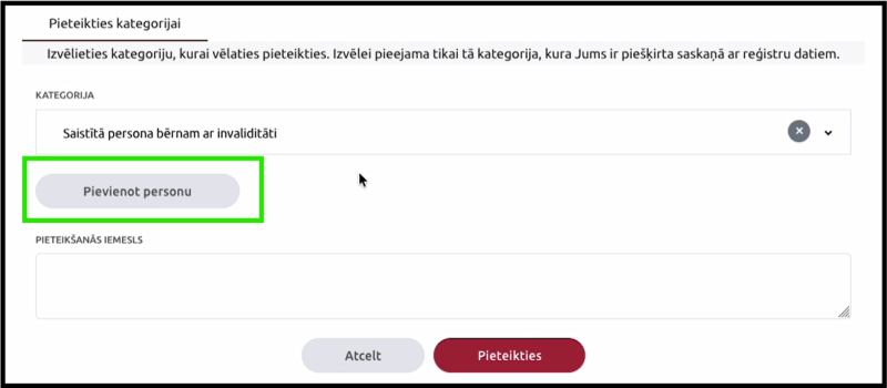 Ekrānuzņēmums ar sadaļu “Pieteikties kategorijai”. Izvēlēta kategorija “Saistītā persona bērnam ar invaliditāti”, un ar zaļu rāmi izcelta poga “Pievienot personu”. Zemāk redzams pieteikšanās iemesla ievades lauks un pogas “Atcelt” un “Pieteikties”.