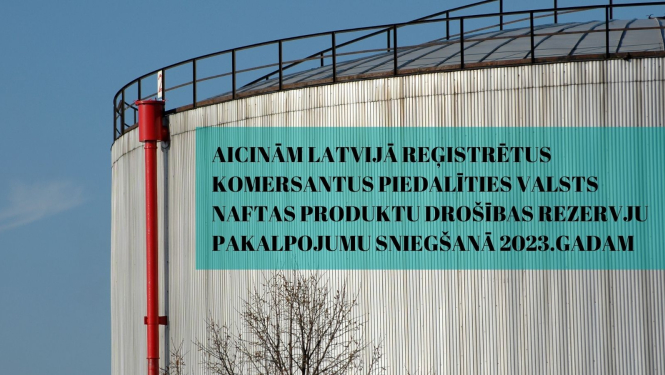 Foto ar naftas produktu rezervuāru un tekstu uz tā