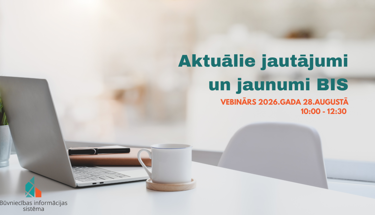 Gaišs darba galds ar portatīvo datoru un krūzi. Attēla labajā pusē teksts: “Aktuālie jautājumi un jaunumi BIS. Vebinārs 2026. gada 28. augustā, 10.00–12.30.” Apakšējā kreisajā stūrī Būvniecības informācijas sistēmas logo.