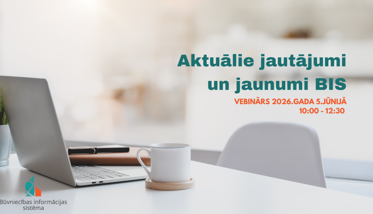 Promocijas attēls (reklāmas plakāts) latviešu valodā par vebināru. Attēlā redzams saulains, moderns biroja galds pie loga ar klēpjdatoru, kafijas tasi un pierakstu kladi. Caur logu fonā redzams būvlaukums ar celtņiem, uzsverot tēmu.  Augšējā labajā stūrī ir liels, zaļš teksts: "Aktuālie jautājumi un jaunumi BIS".  Zem tā mazāks, oranžs teksts: "VEBINĀRS 2026. GADA 5. JŪNIJĀ, 10:00 - 12:30".  Apakšējā kreisajā stūrī ir "Būvniecības informācijas sistēmas" logotips un teksts. Attēls ir gaišs un aicinošs.