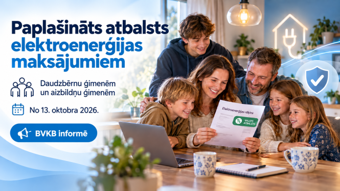 Informatīvs vizuālis par paplašinātu valsts atbalstu elektroenerģijas maksājumiem daudzbērnu ģimenēm un aizbildņu ģimenēm no 2026. gada 13. oktobra. Attēlā redzama ģimene pie galda, kas kopīgi aplūko elektroenerģijas rēķinu; vizuālī norādīts “BVKB informē”.