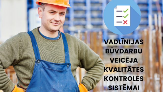 Vīrietis būvlaukumā ar ķiveri galvā