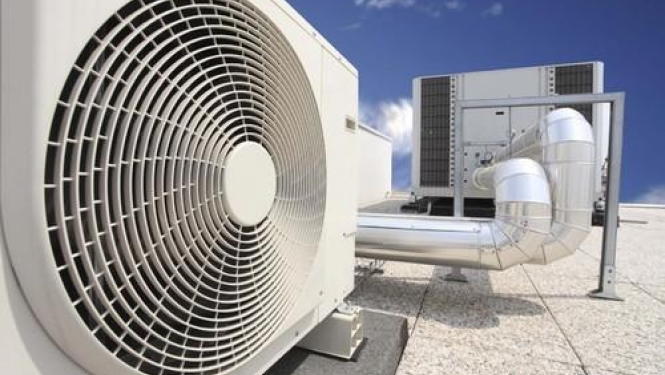 Attēlā ventilācijas sistēma uz ēkas jumta