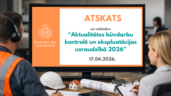 Divi cilvēki birojā skatās uz datora monitoru. Uz ekrāna redzams paziņojums ar Būvniecības valsts kontroles biroja logo un tekstu: “Atskats uz vebināru ‘Aktualitātes būvdarbu kontrolē un ekspluatācijas uzraudzībā 2026’”, datums – 17.04.2026. Uz galda priekšplānā redzama ķivere, rasējumi un neliels mājas makets.