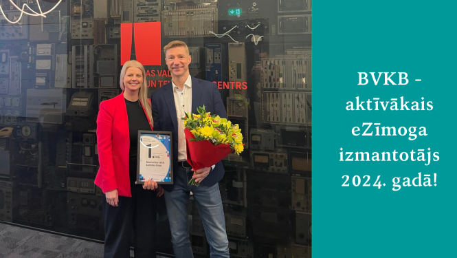 LVRTC un BVKB pārstāvji ar balvu