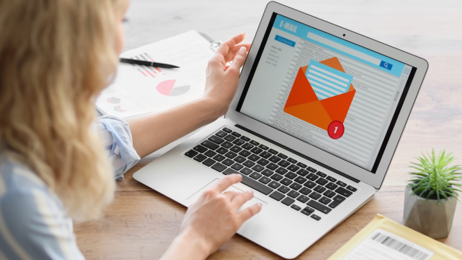 Attēls ar sievieti un datoru