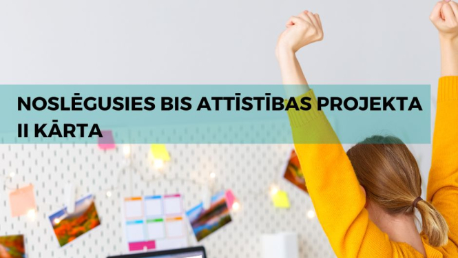 Attēls ar sievieti pie datora un uzraksts par projekta noslēgumu