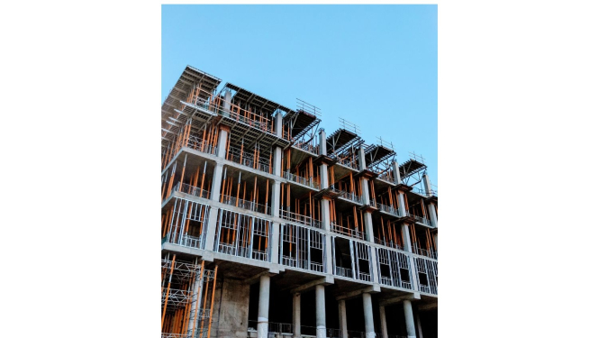 Foto ar daudzstāvu augstceltnes būvniecību