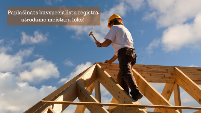 Foto ar būvspeciālistu uz- topoša ēkas jumta
