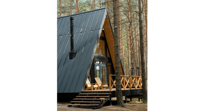 Foto ar neliela izmēra māju