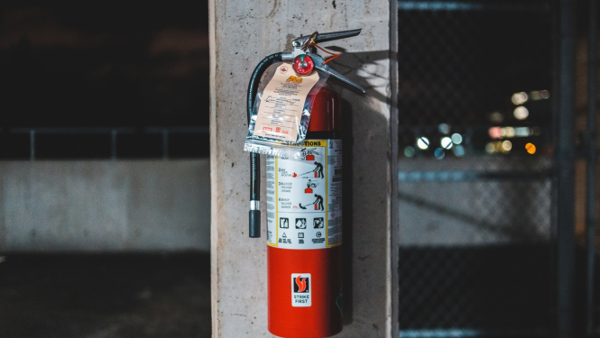 Attēls ar ugunsdzēšamo aparātu