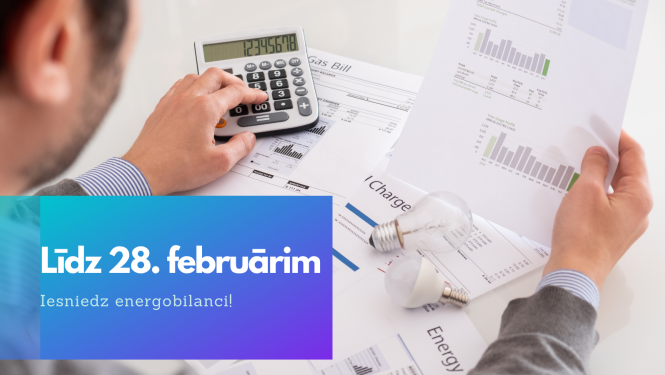 Attēlā cilvēks ar kalkulatoru veic aprēķinus