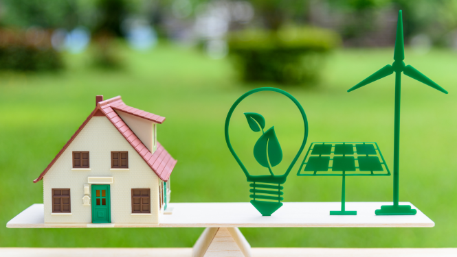 Attēlā redzama māja un vairākas atjaunojamās enerģijas ikonas