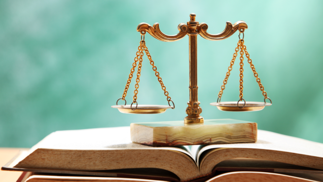 Ilustratīvs attēls ar grāmatu un Temīdas svariem