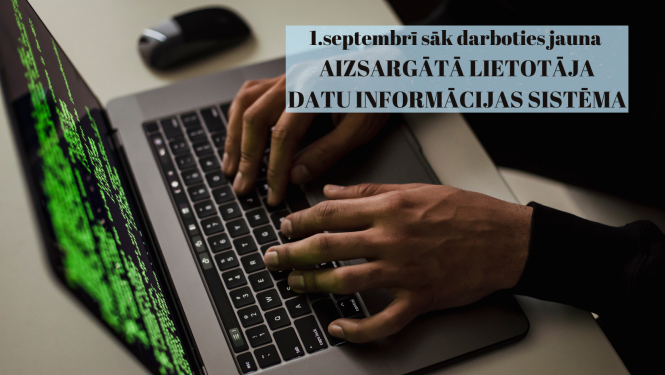 Cilvēks lieto datoru un uzraksts par jauno sistēmu