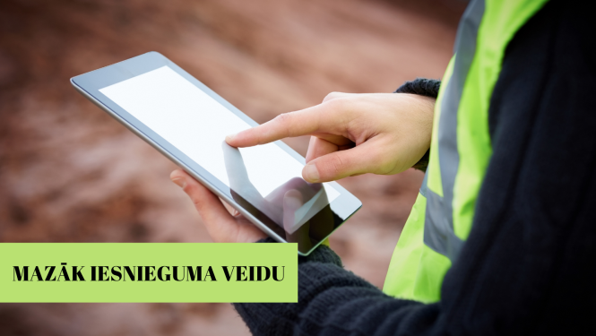 Būvnieks ar planšeti rokās