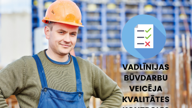 Vīrietis būvlaukumā ar ķiveri galvā