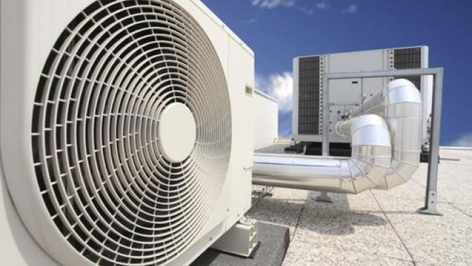 Attēlā ventilācijas sistēma uz ēkas jumta