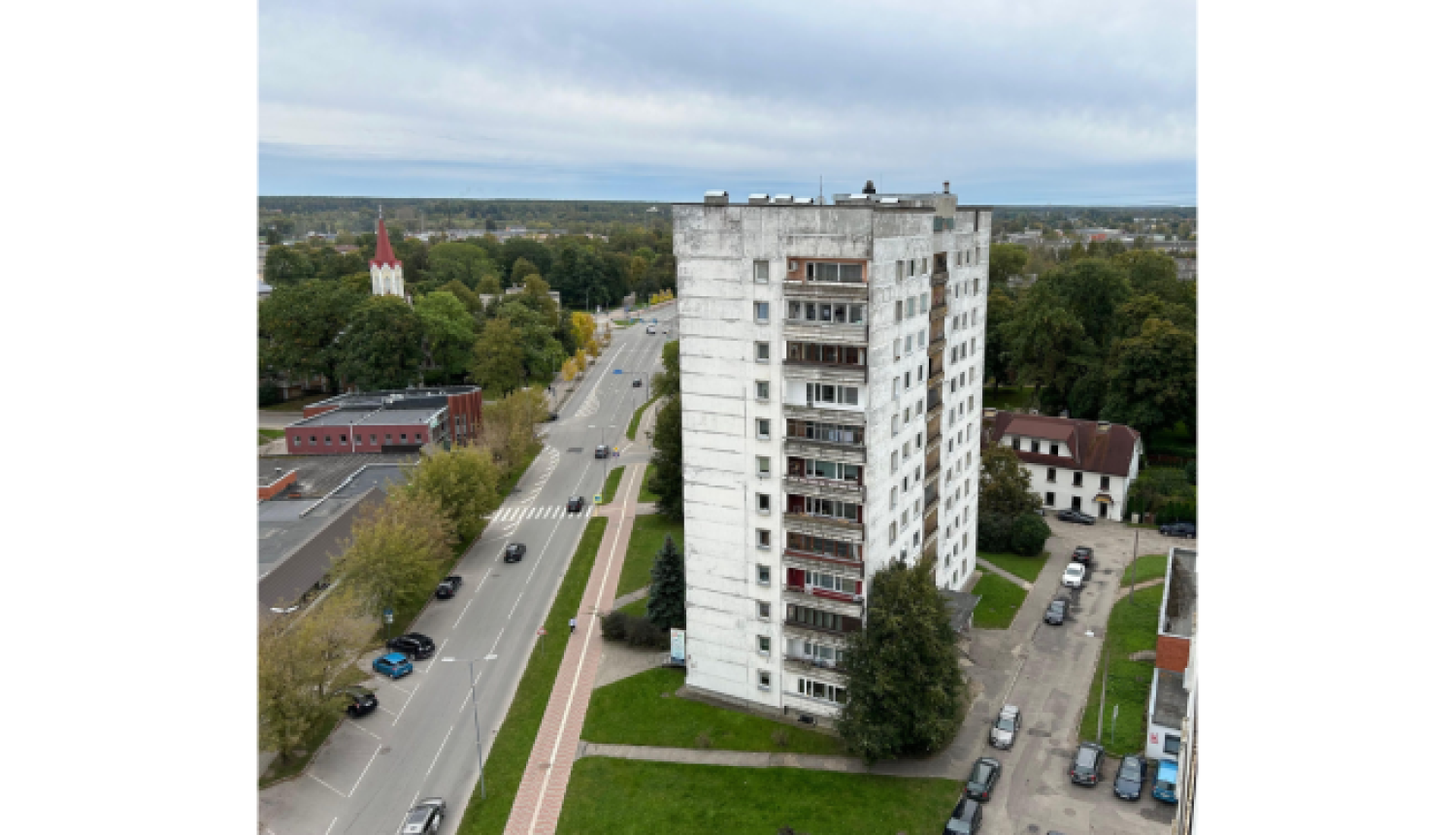 Ielas malā daudzstāvu ēka