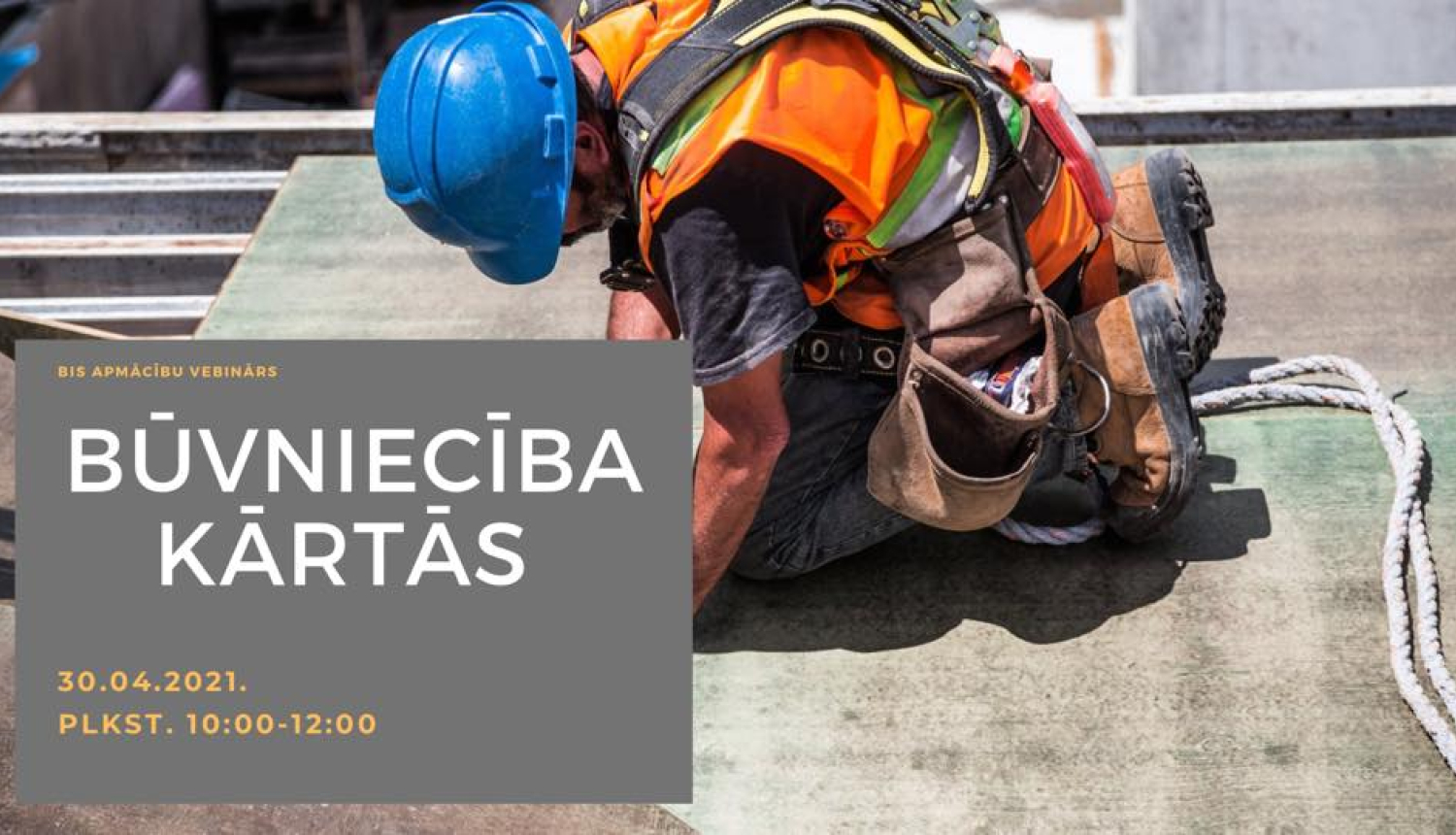 Vīrietis celtnieks darba procesā