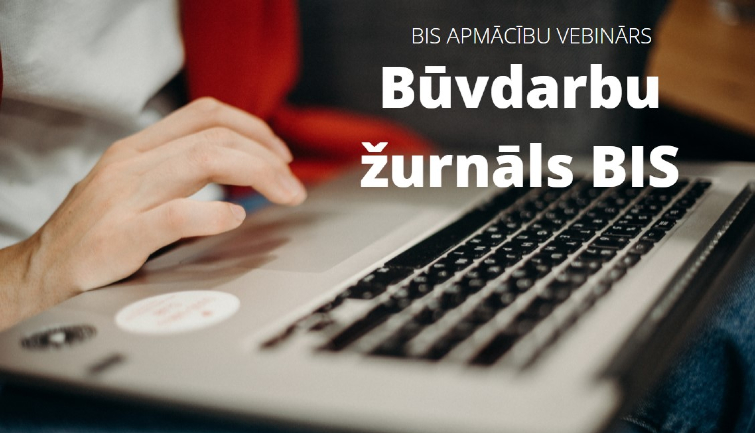 Cilvēka roka pie datora klaviatūras