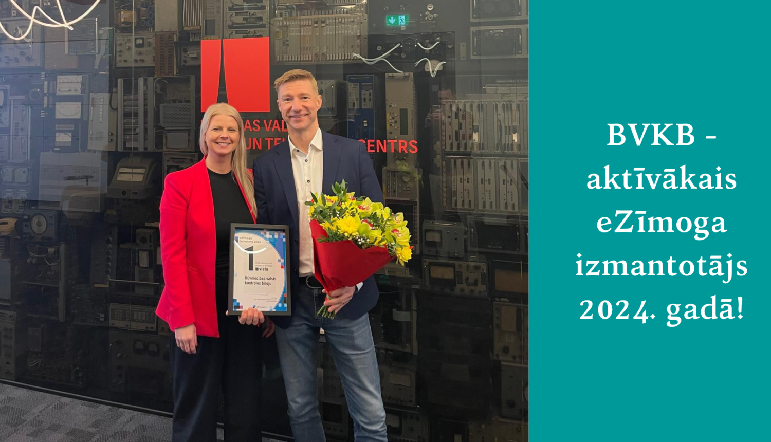 LVRTC un BVKB pārstāvji ar balvu