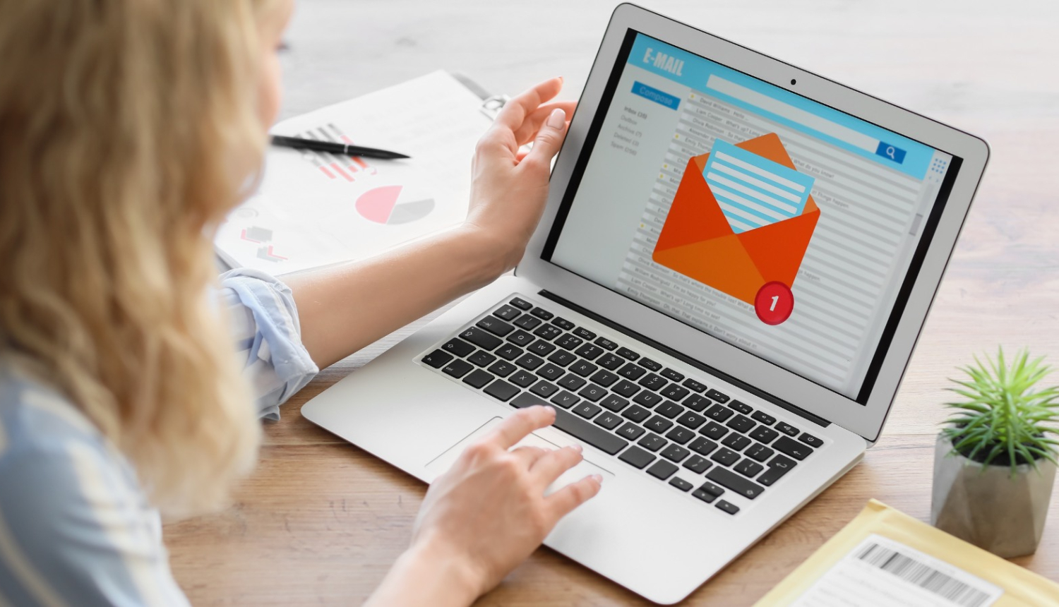 Attēls ar sievieti un datoru