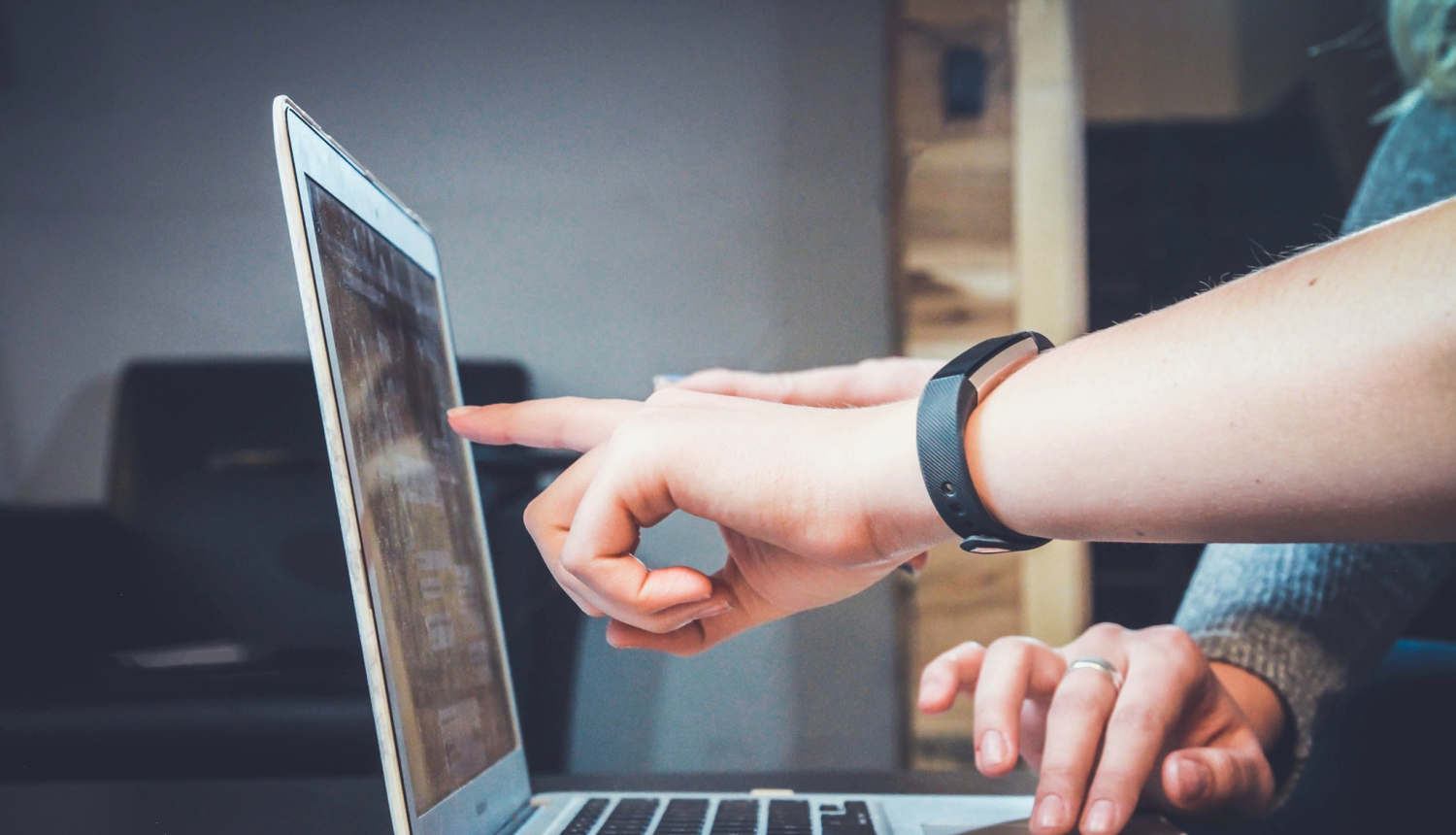 Attēls ar atvērtu portatīvo datoru