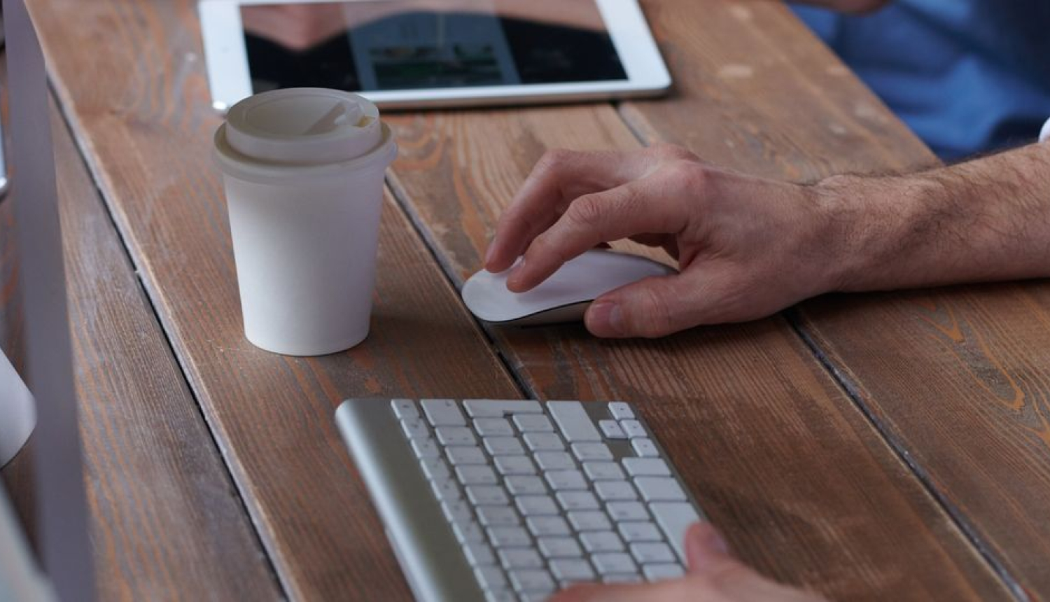 Cilvēka roka klišķina datorpeli