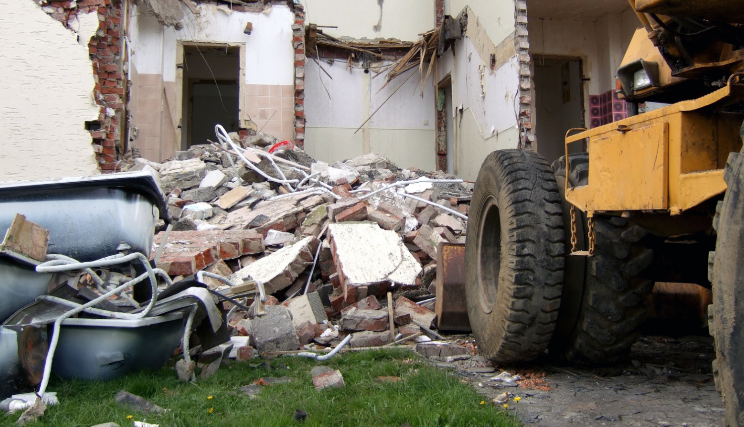 Ēka nojaukšanas procesā