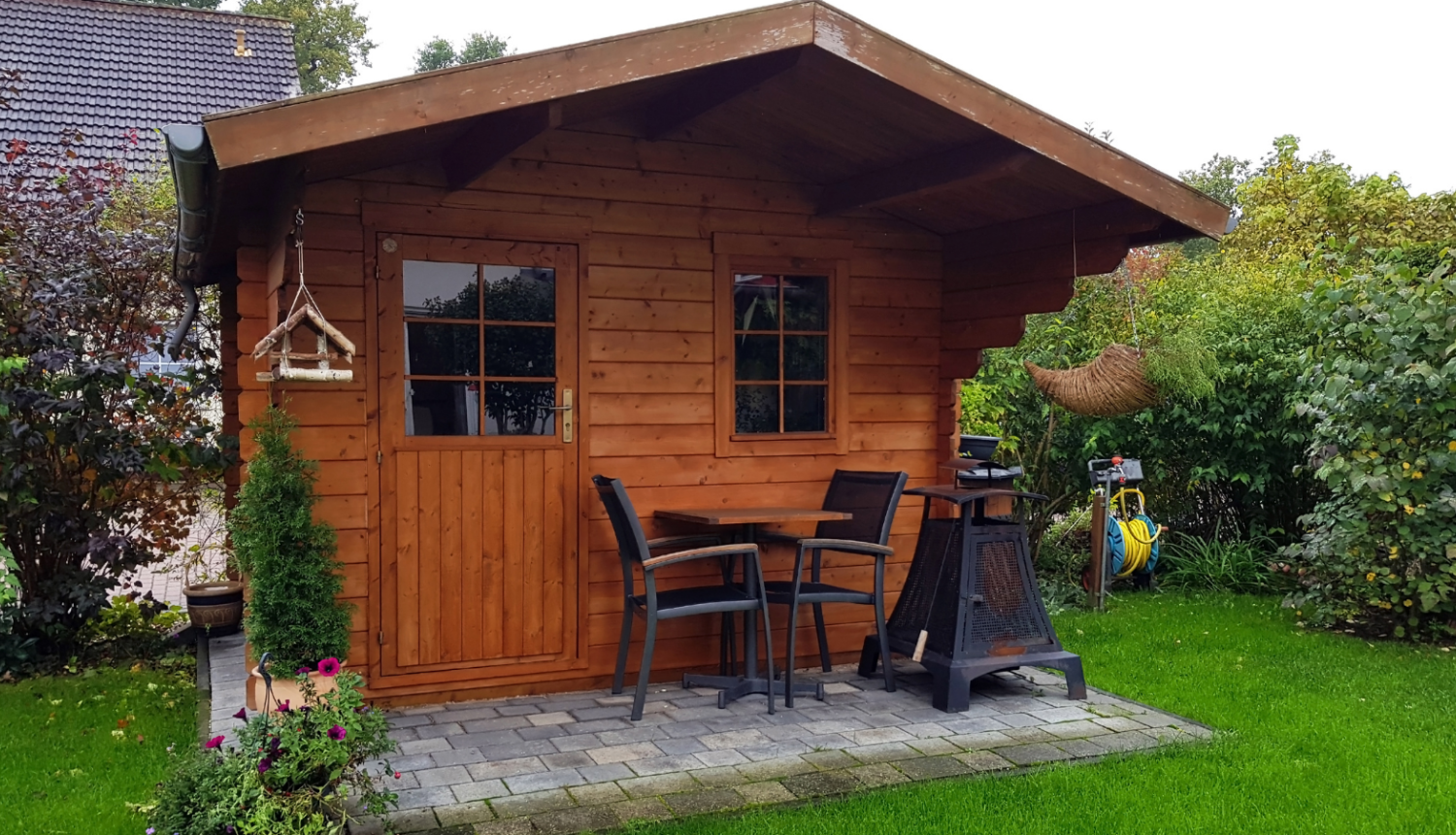 Attēlā neliela koka dārza mājiņa