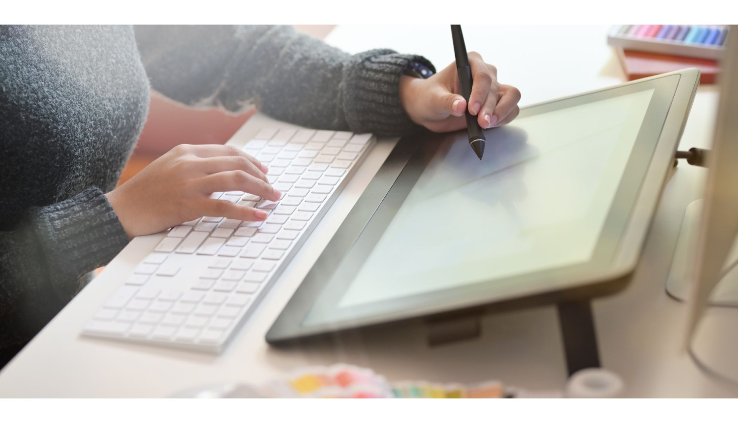 Foto ar atvērtu datoru