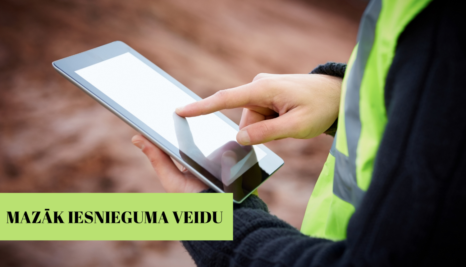 Būvnieks ar planšeti rokās