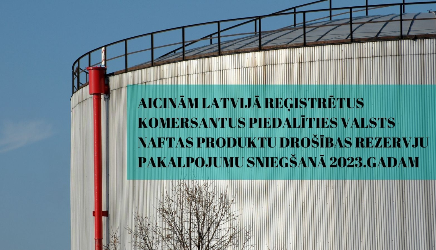 Foto ar naftas produktu rezervuāru un tekstu uz tā