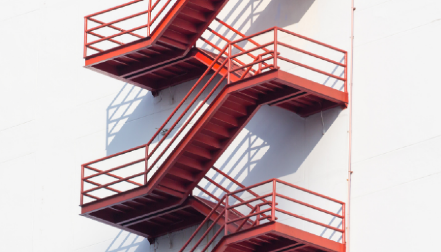 Evakuācijas kāpnes uz mājas ārējās fasādes