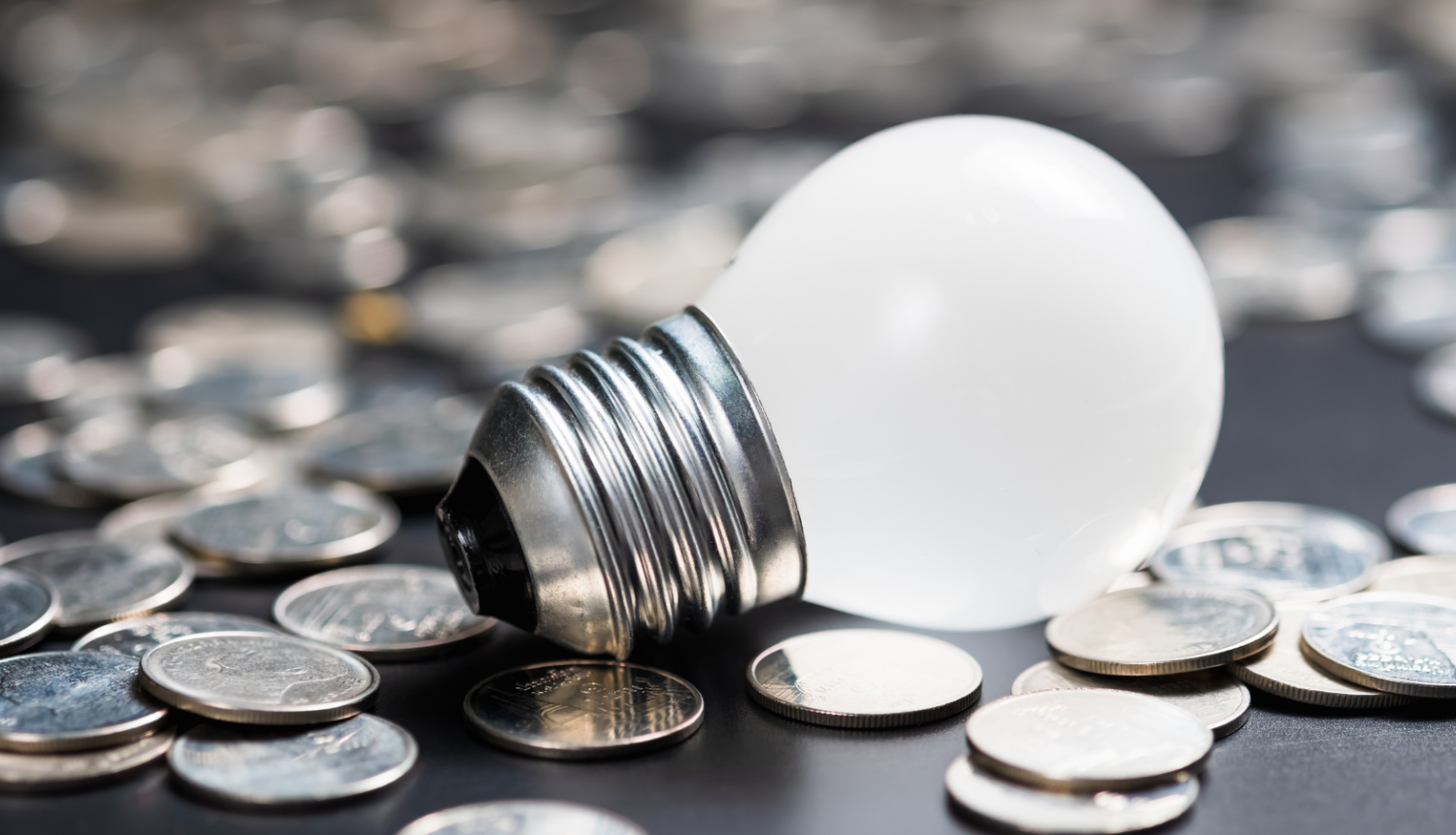 Attēls ar spuldzīti un naudu