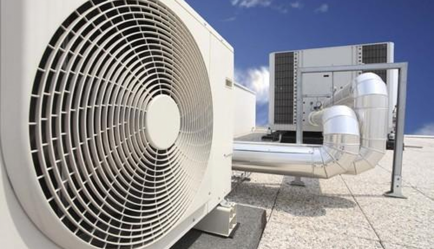 Attēlā ventilācijas sistēma uz ēkas jumta