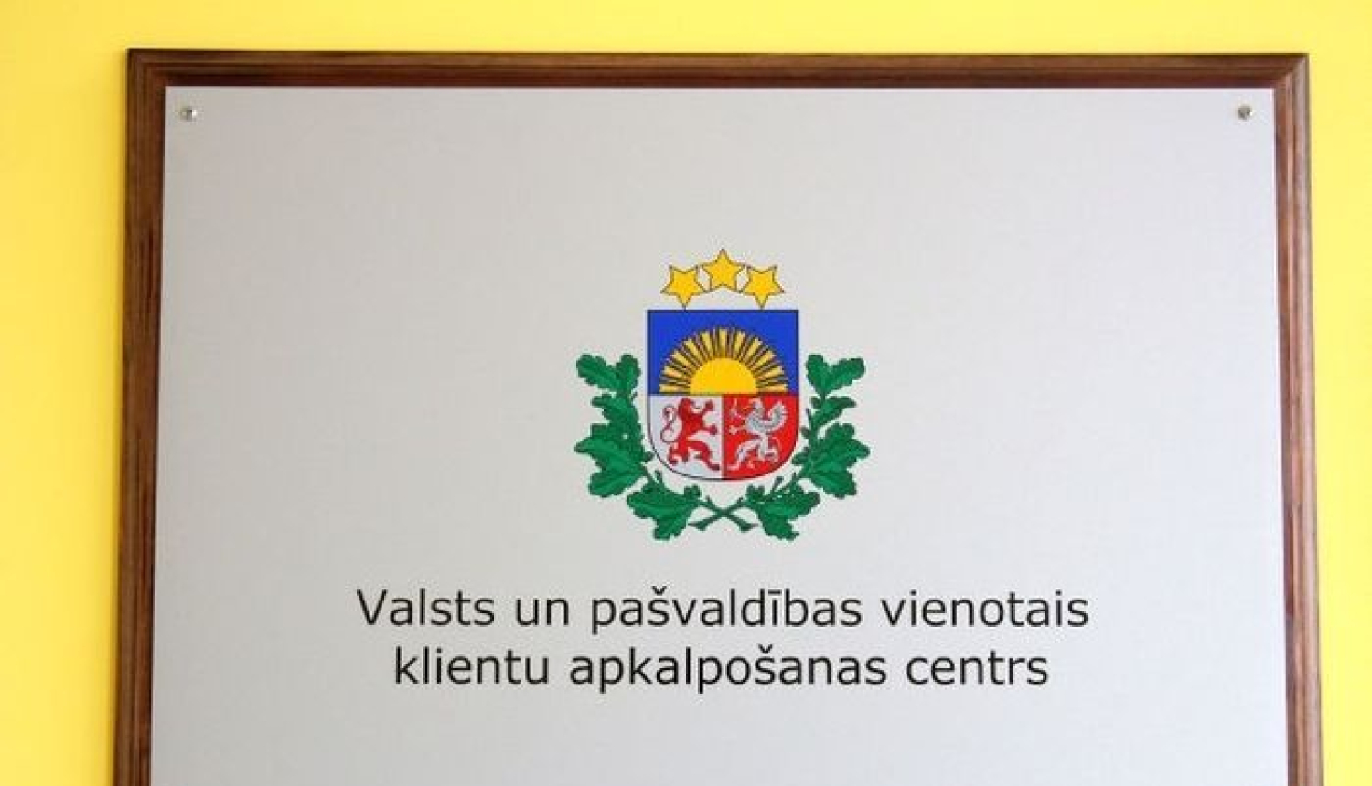 Plāksne pie sienas ar uzrakstu - Valsts un pašvaldību vienotais klientu apkalpošanas centrs